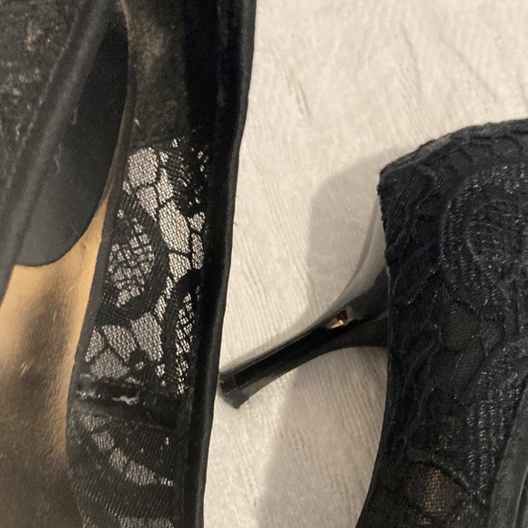 black lace heels size 8 pointy on the end of the heel - Picture 2 of 3